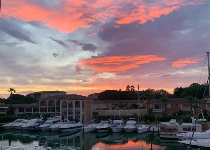 T2 Port Golfe De Saint-tropez Vue * Cogolin
